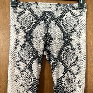 Sale🎈3/$20 Gianni Bini Snakeskin Leggings Size S